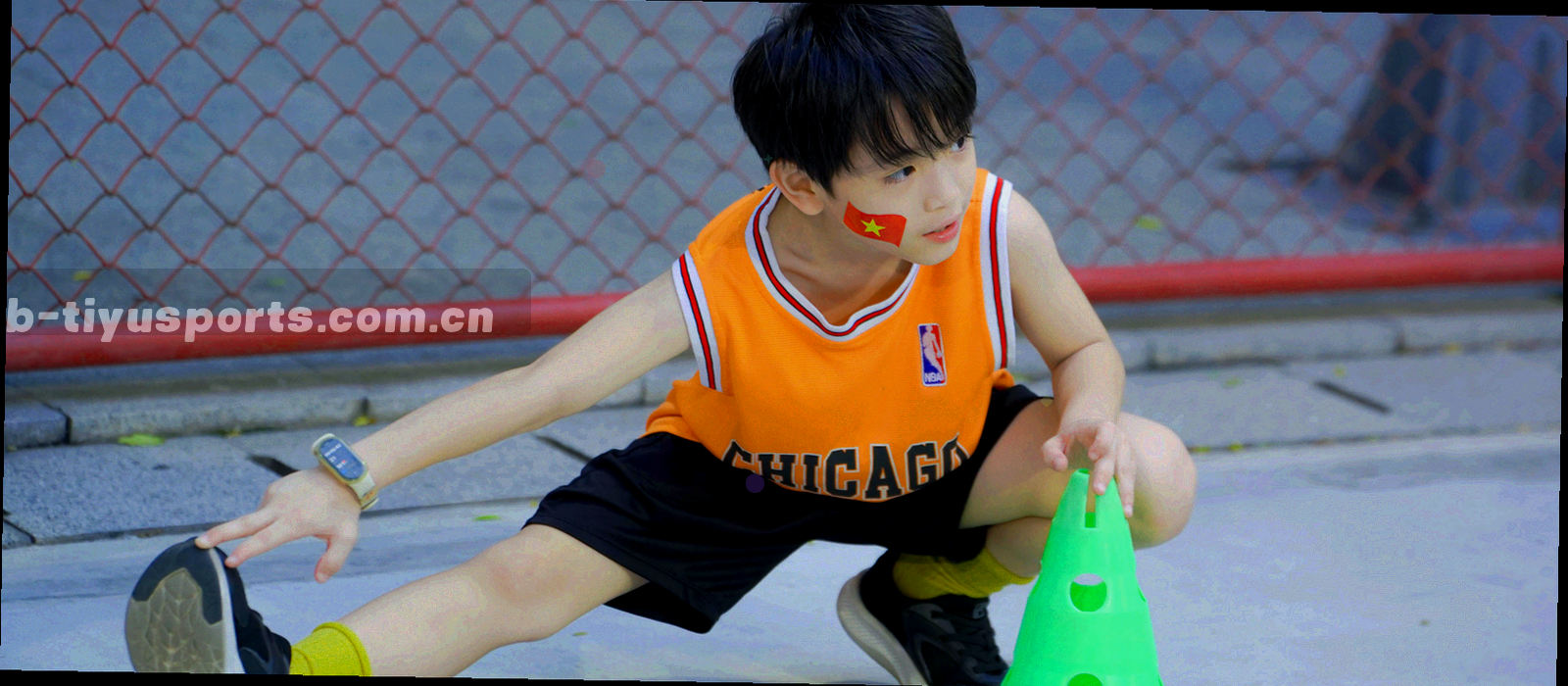 夜晚球场灯光与看台剪影的广角俯拍画面